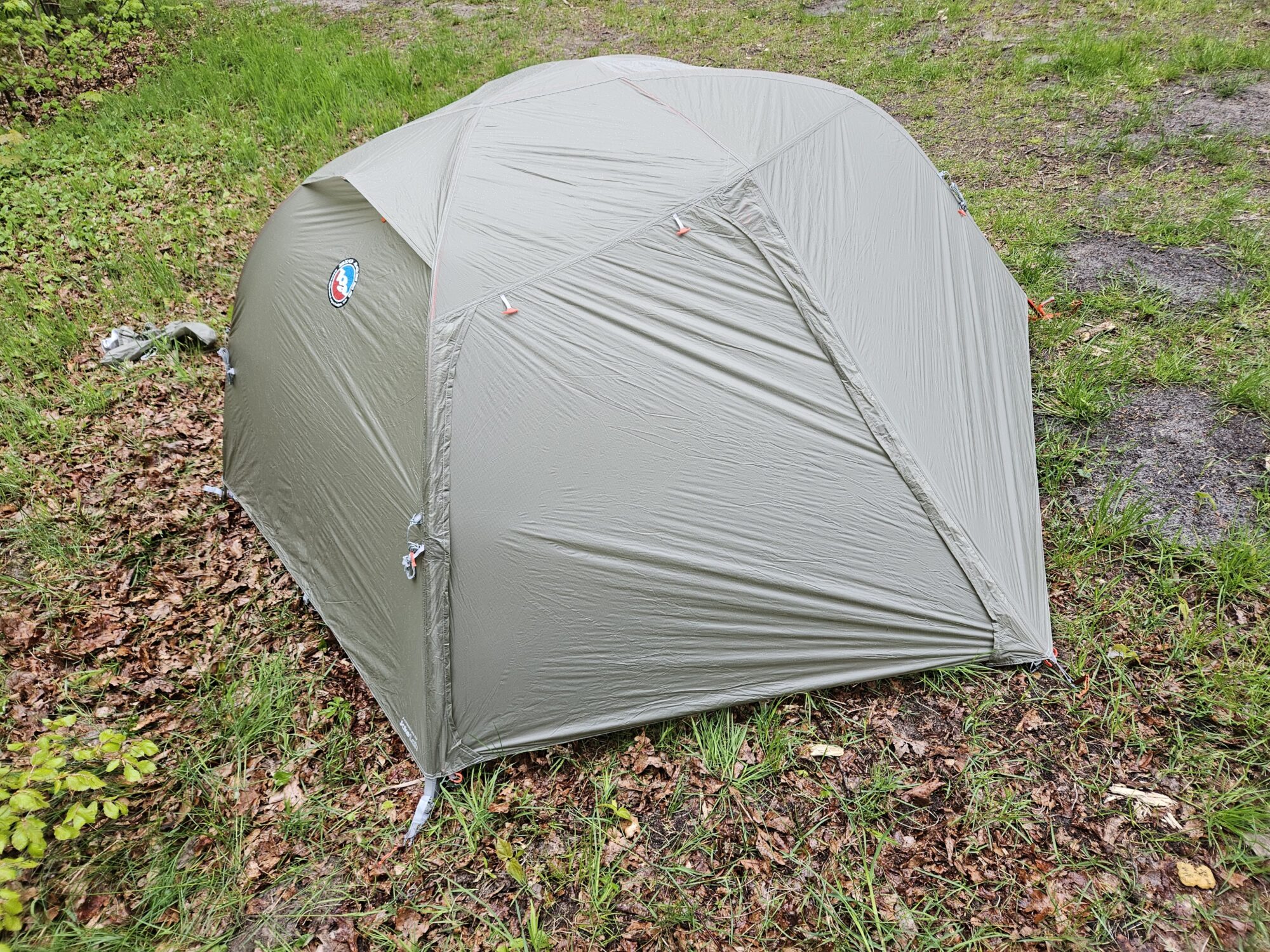 Bryła namiotu przypomina półkulę i dobrze znosi wiatr z różnych kierunków.